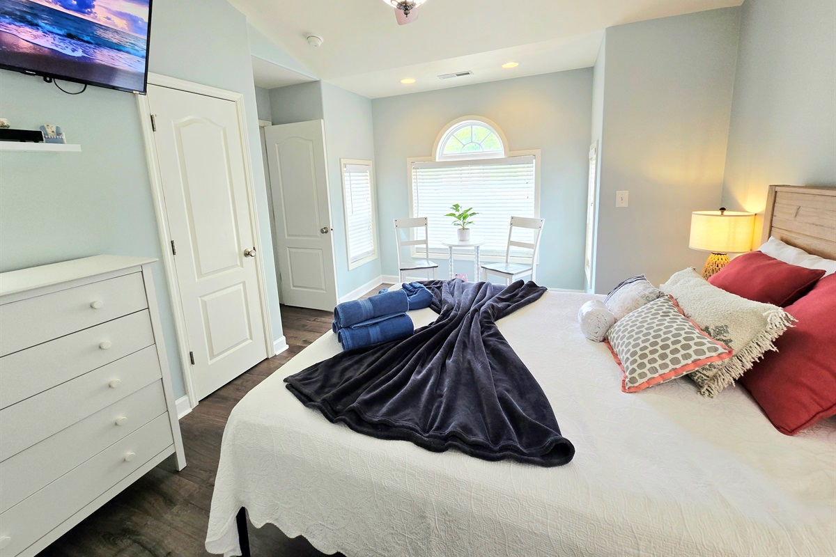 Bedroom 3 - Queen w/ sitting area