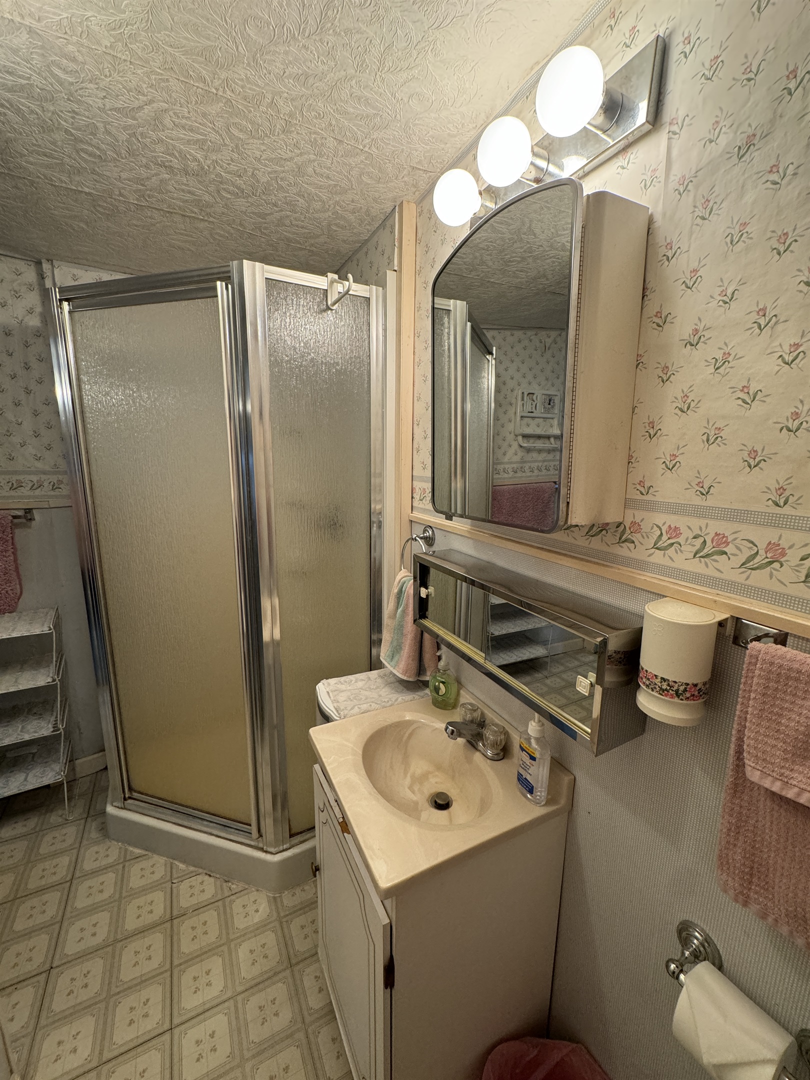 Bathroon with shower