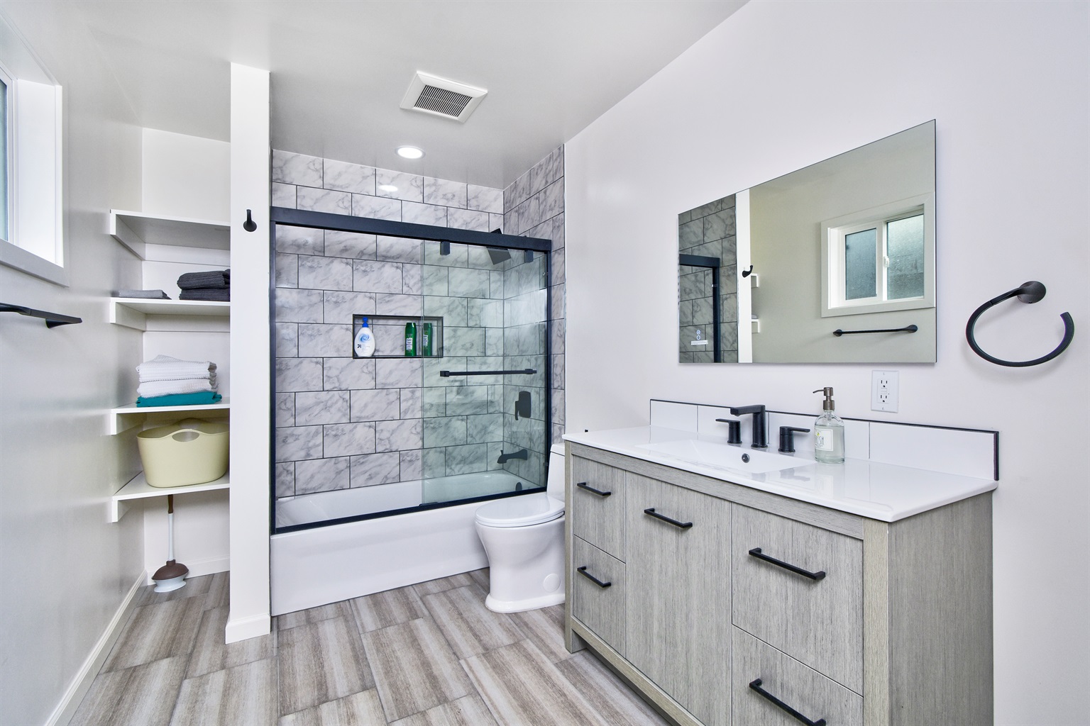 04-1362-shortridge-unit-b-jadu-bathroom-with-marble-tile-shower