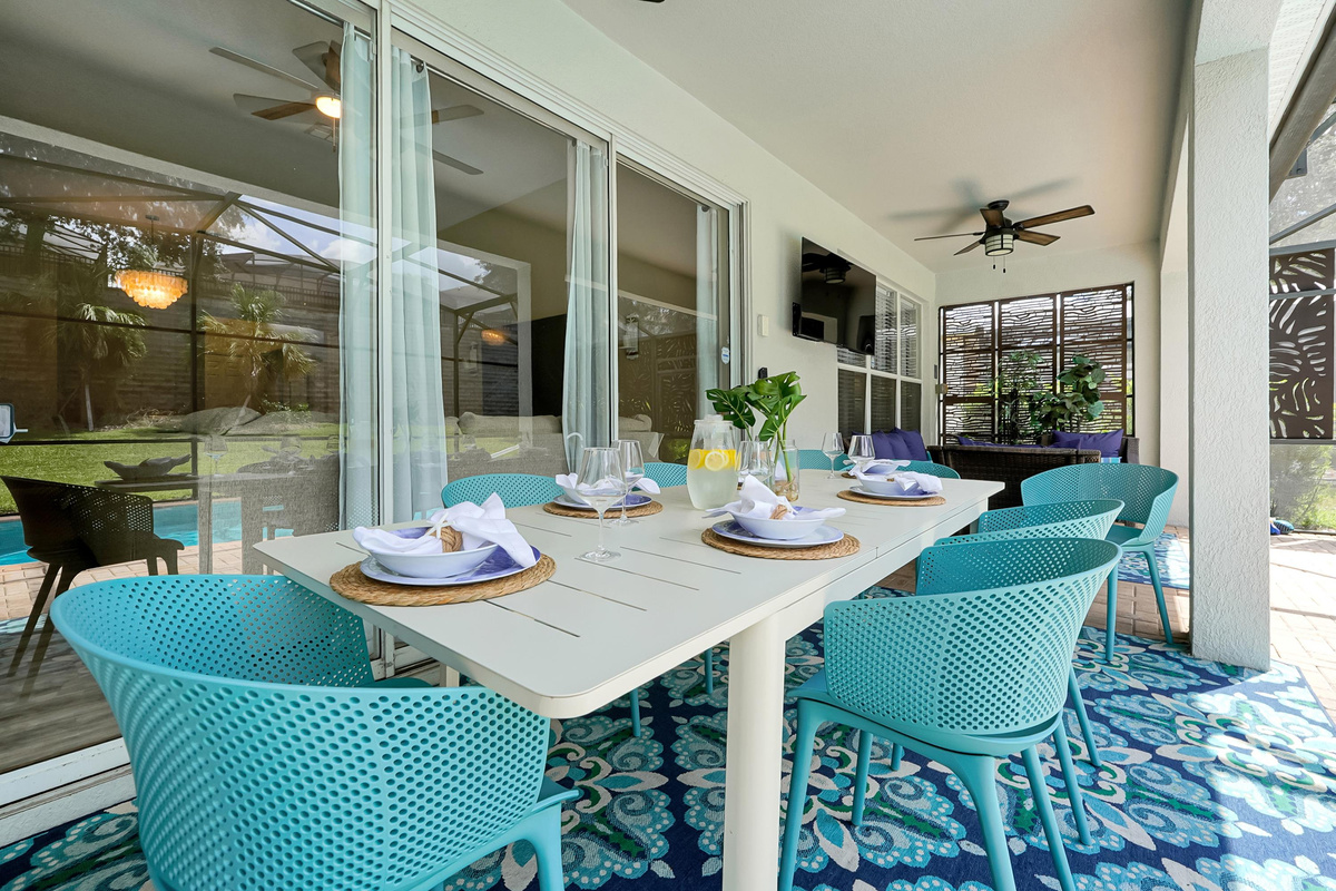 Outdoor Dining in private screened Lanai
