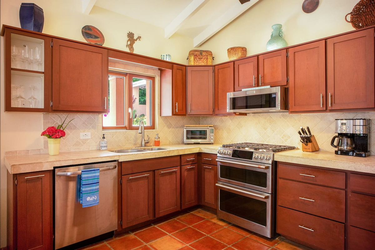 Kitchen (angle 2)