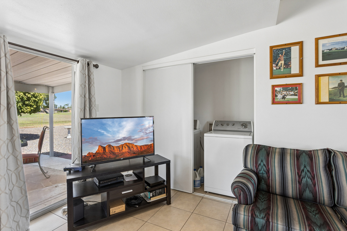 Classic Sun City Retreat | 2BR/1BA | Quiet Neighborhood — Classic Sun City Retreat | 2BR/1BA | Quiet Neighborhood, Sun City, Arizona — photo 14