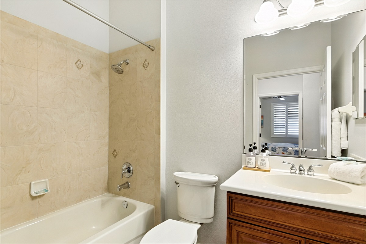 🛁🚿 Clean, bright, and ready for a reset—this full bath features a tub/shower combo, fresh towels, and a roomy vanity stocked with beachy essentials for an easy start (or finish) to your day. ✨🧼
