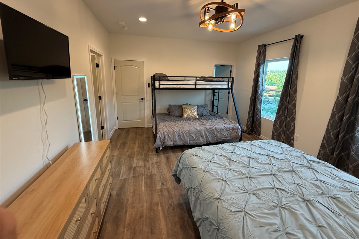 Bedroom number 3. Queen bed and a twin xl over queen bunk