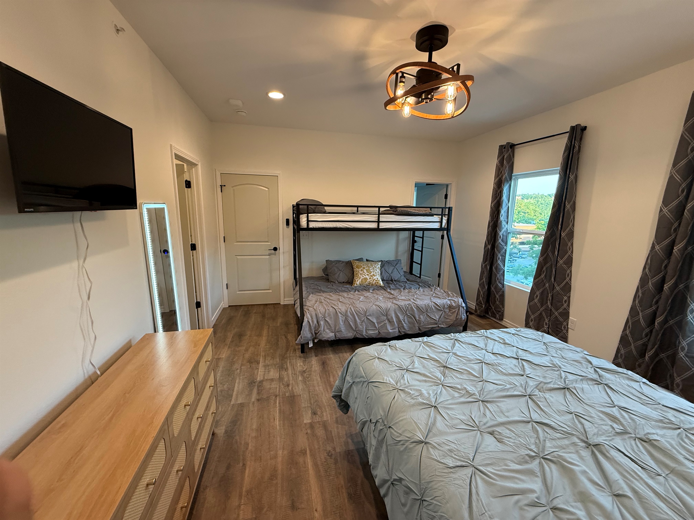 Bedroom number 3. Queen bed and a twin xl over queen bunk