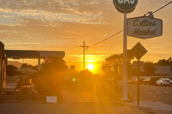 Just one block from Heritage House, Bell Street glows at sunset—and the whole town is yours on foot. Wander among tasting rooms, acclaimed restaurants, antiques and old-school landmarks in a tiny pioneer town with an outsized personality.