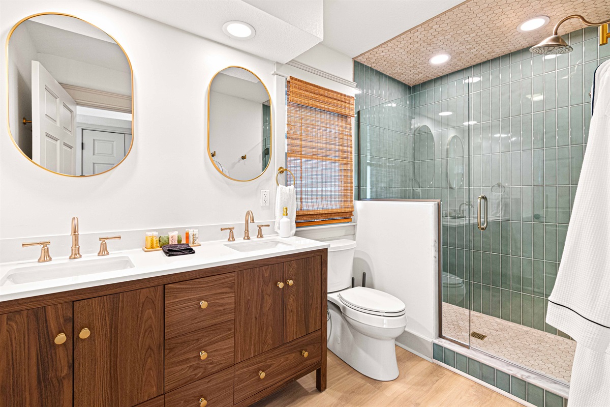 Luxurious 2nd floor master bathroom