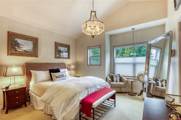 Guest Bedroom - Upstairs