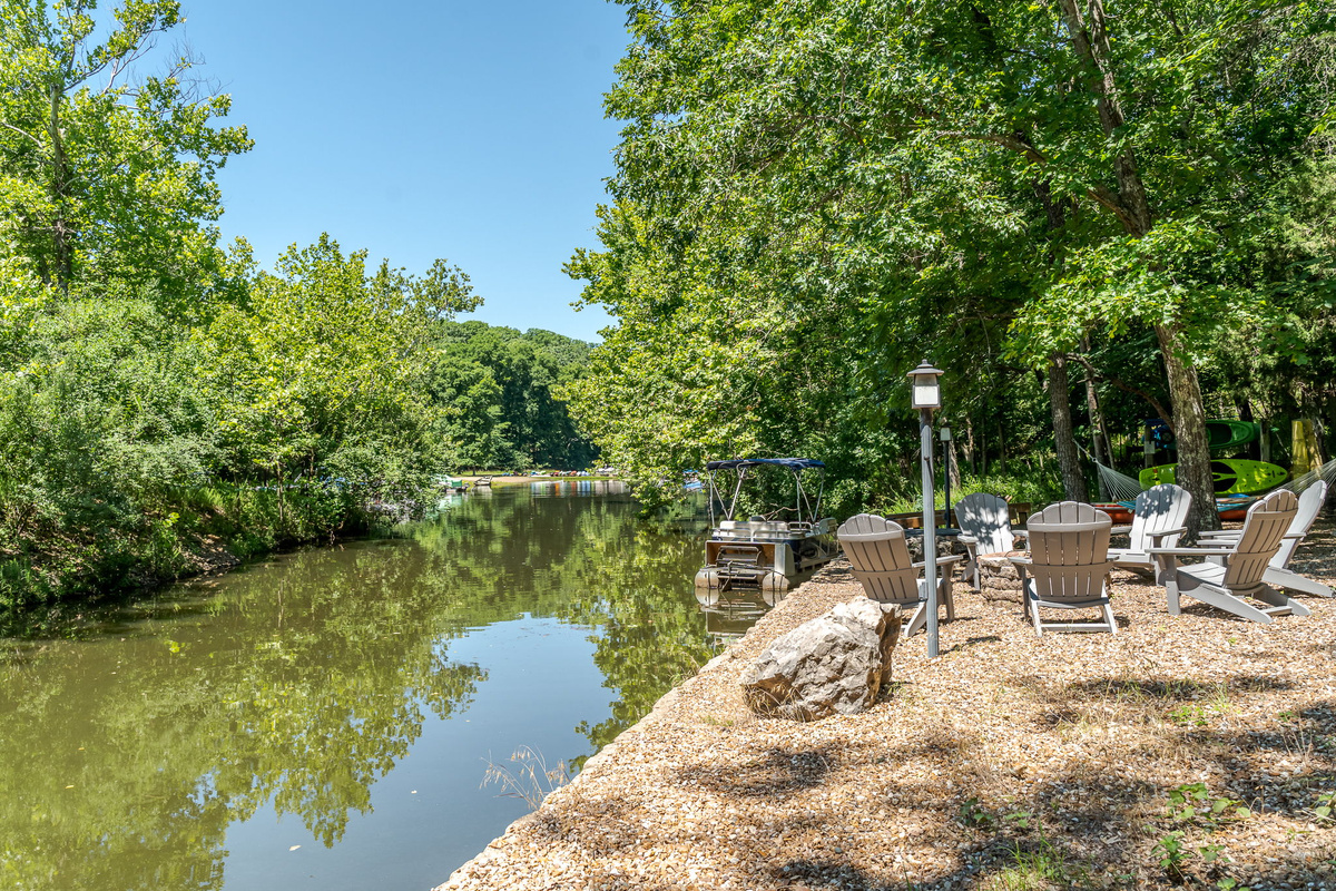Hop in the boat, kayak or paddle board and make your way out into the lake opening into one of Innsbrook's largest lakes - Lake Aspen! 