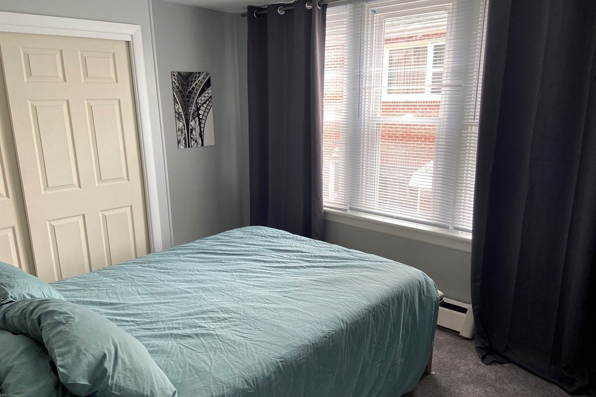 Bedroom 1 (queen bed)