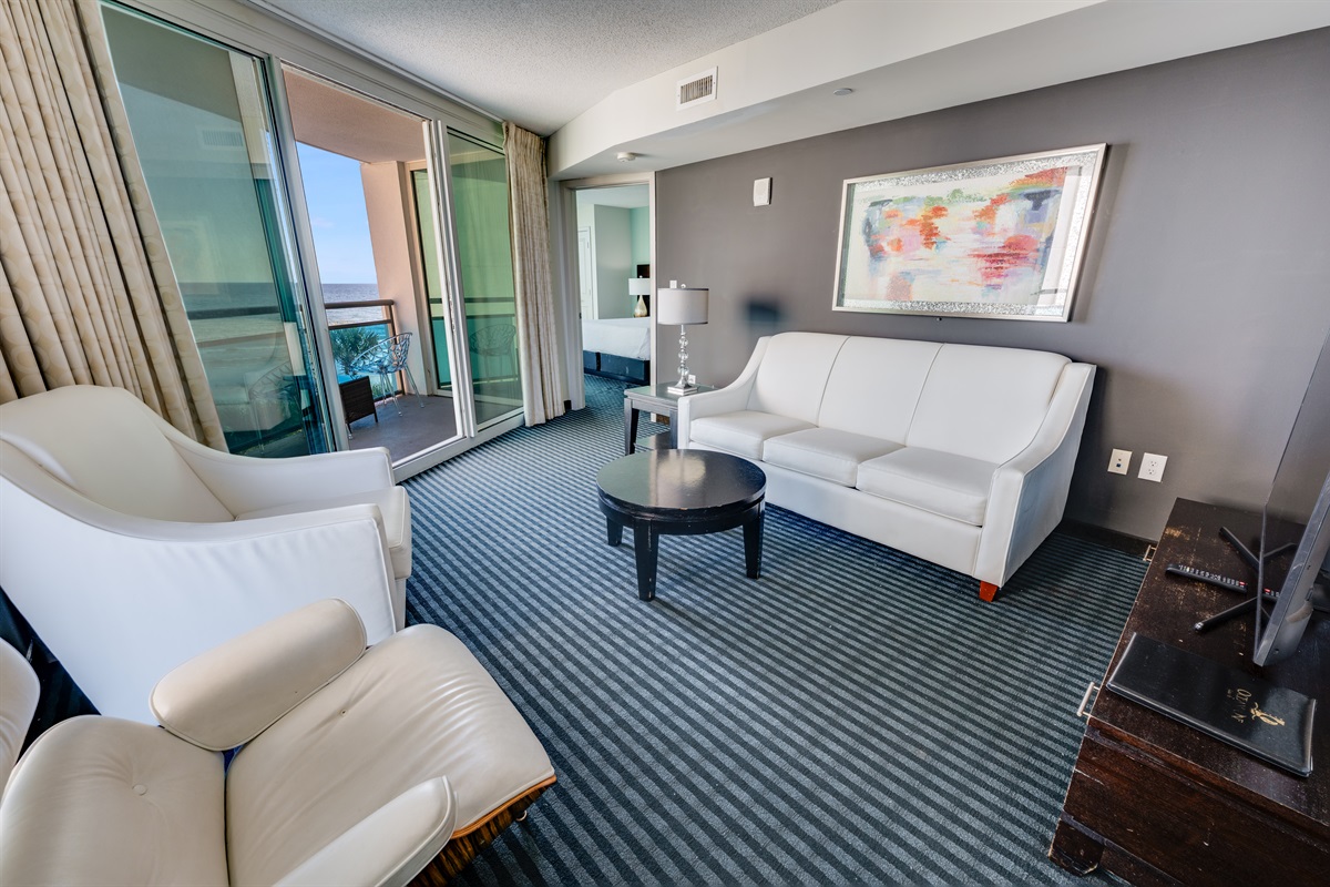 Living Room with Stunning Views🌊☀️