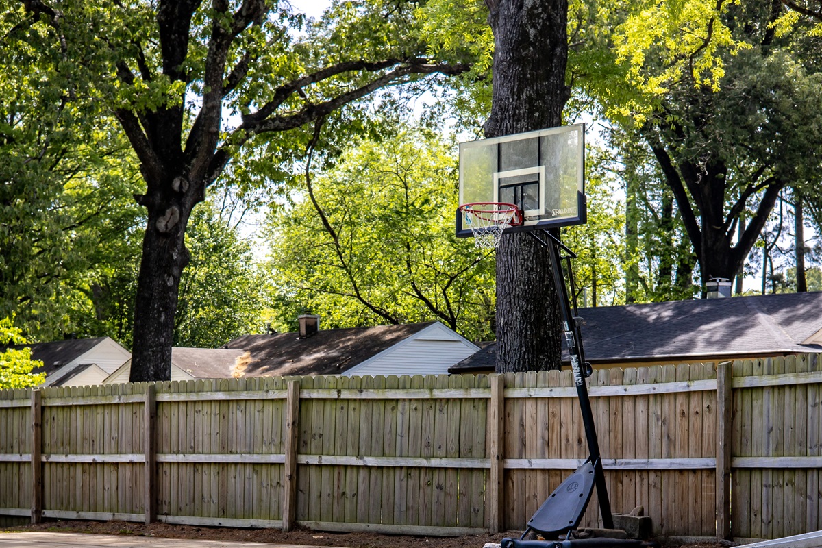 Basketball/pickleball court