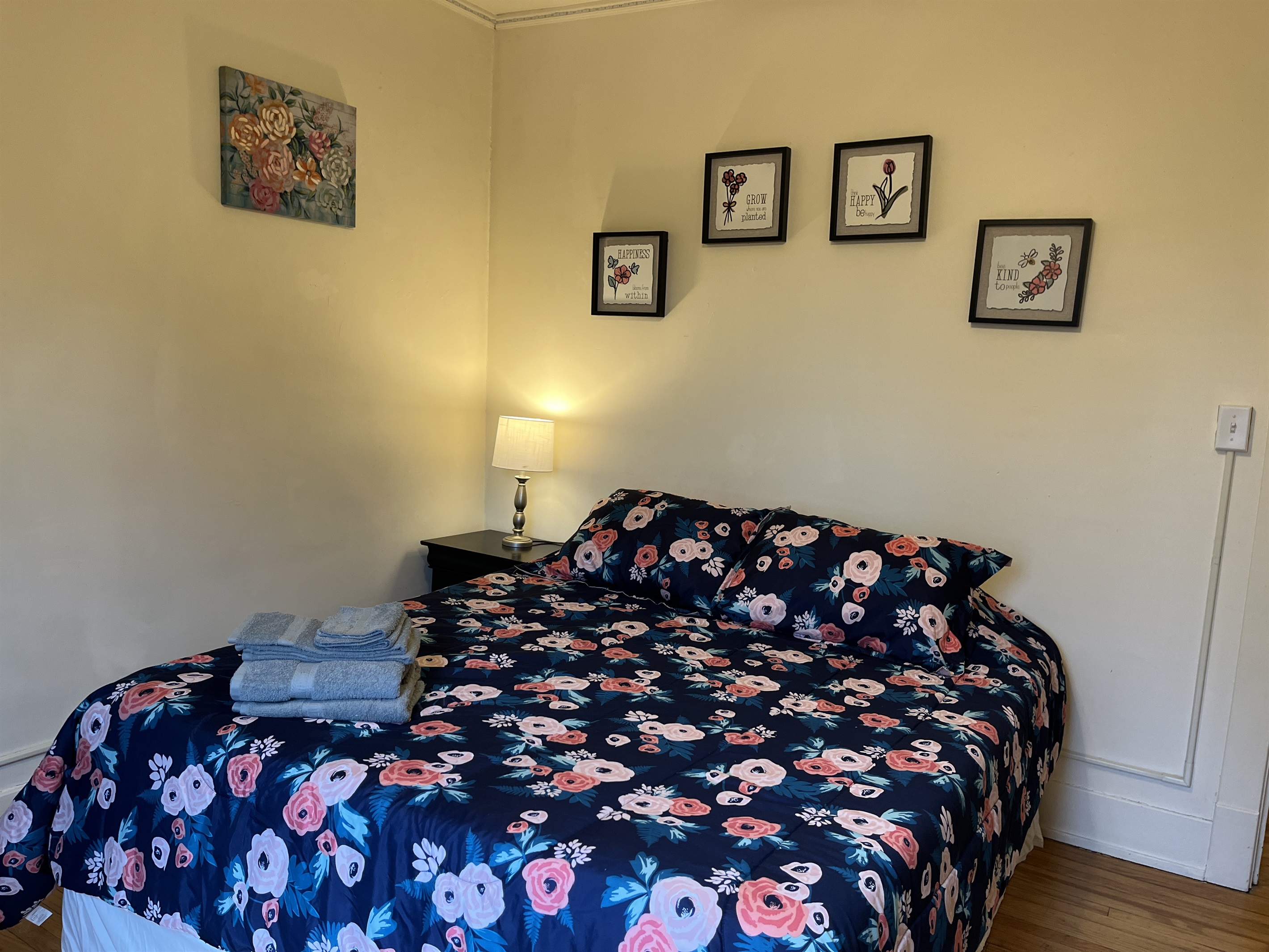 Queen bedroom 3