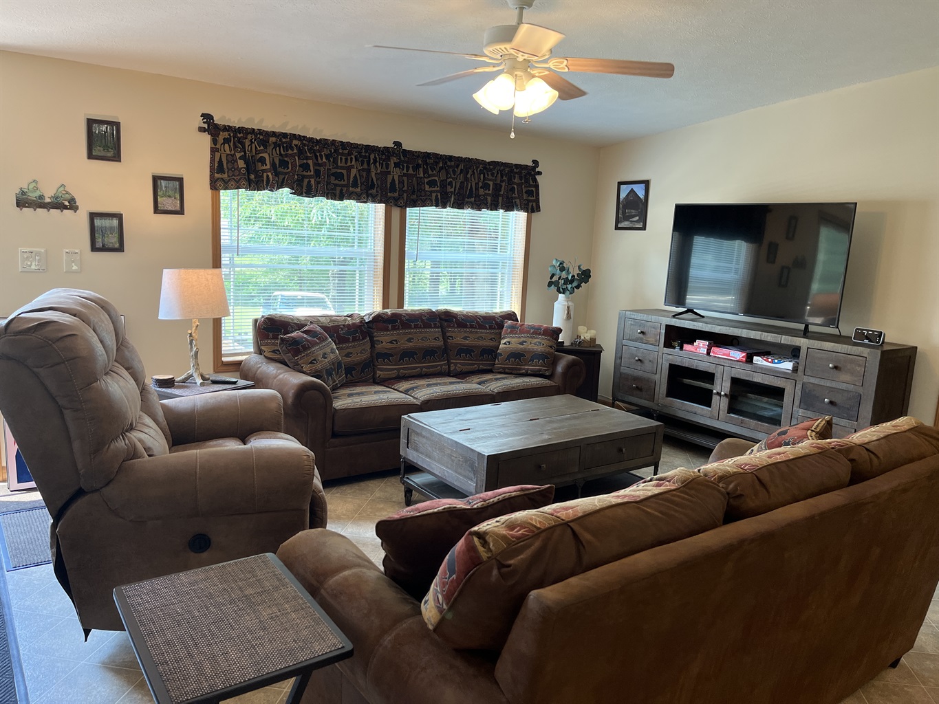 Spacious living room with large SmartTV