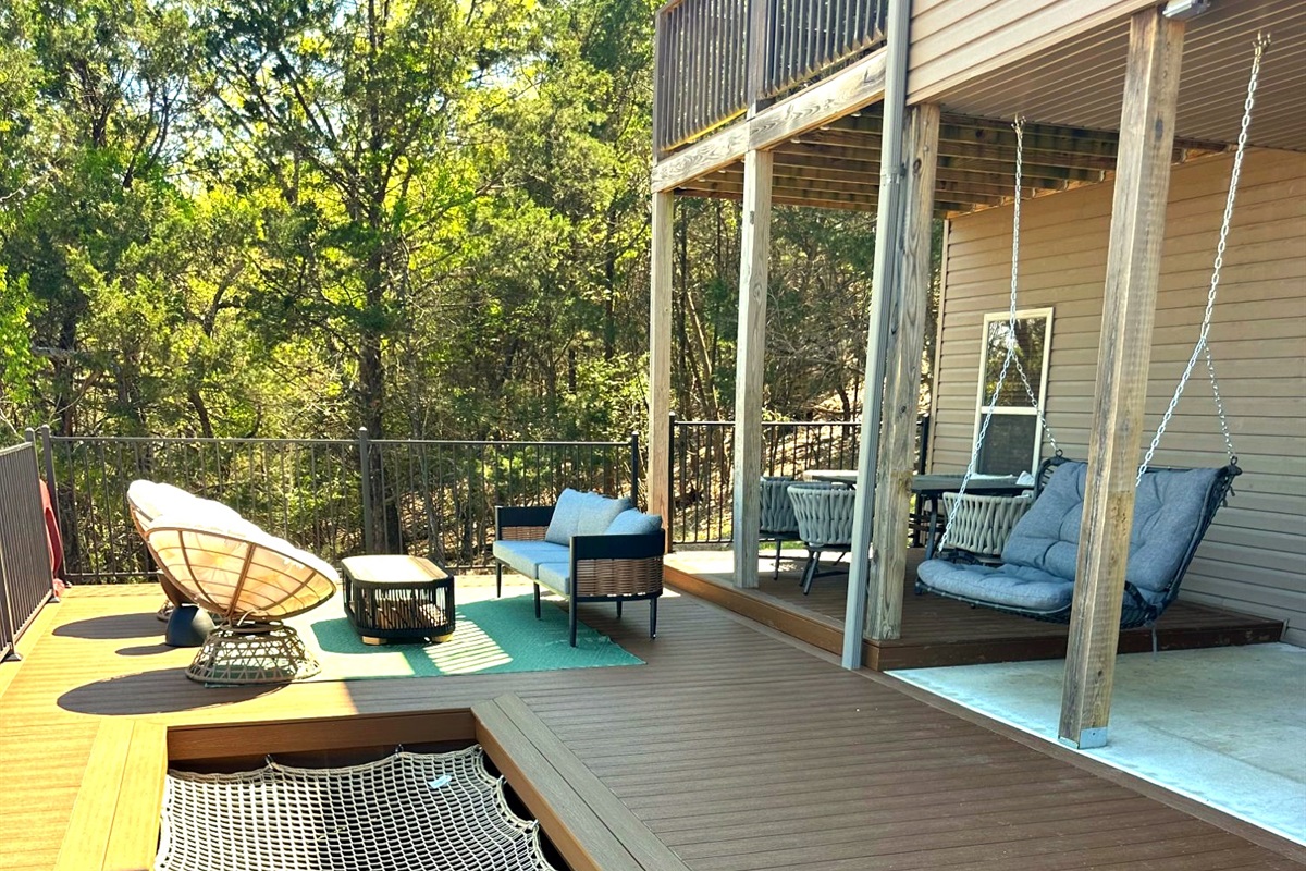 Open hammock in the deck to watch movies on the outdoor theatre space!