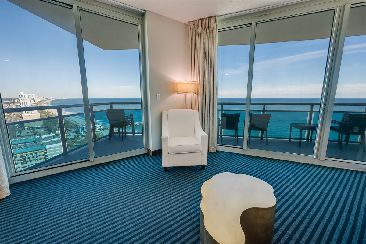 Living Room with Stunning Views🌊☀️