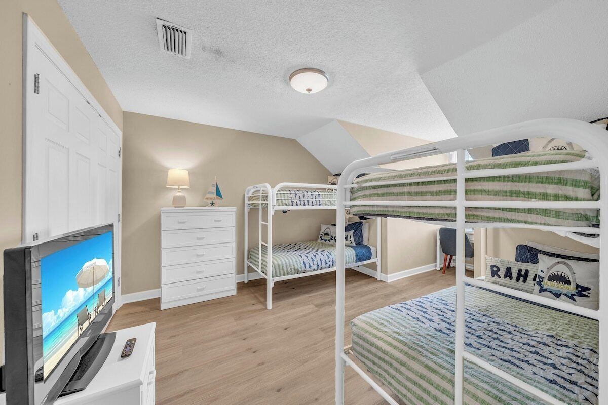 Upstairs bunkroom, tv, desk