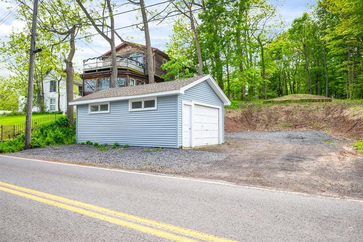 Convenient off-street parking and a spacious detached garage offer ease and security just steps from the home. 🚗🛠️🌲