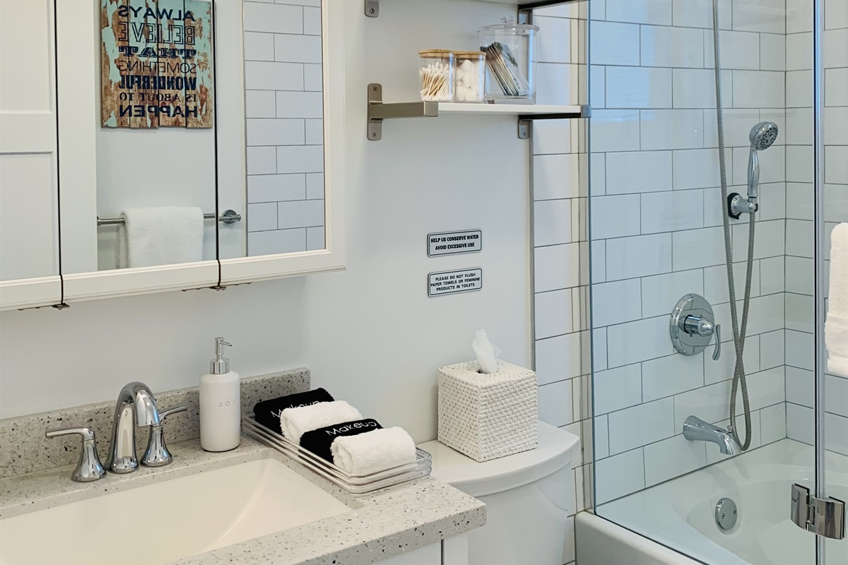 STARFISH BAY Guest bathroom has a tub/shower