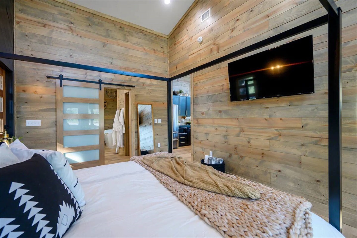 This place was incredible and the exact get away we were looking for! Everything is clean, modern, and elegant. The bed was very comfortable. The hosts were extremely helpful and communicative. Can’t wait to stay here again in the future! 