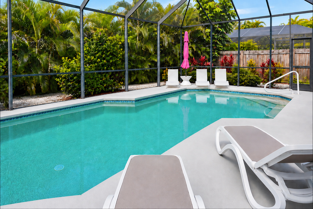 Expansive pool with your choice of 5 loungers. Enjoy ledge loungers or adjustable back loungers.