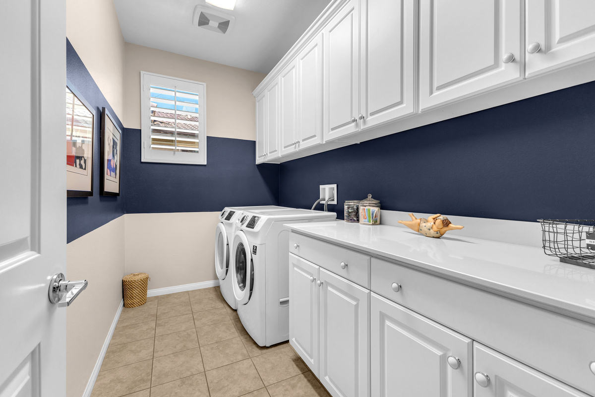 Extra Large Laundry Room w/ suplies