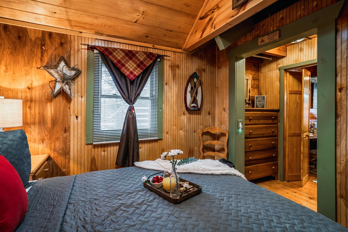 Bedroom (queen bed) on main floor. Sleeps 2