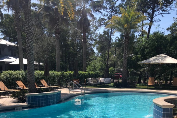 Community pool with zero entry, water features & plenty of seating