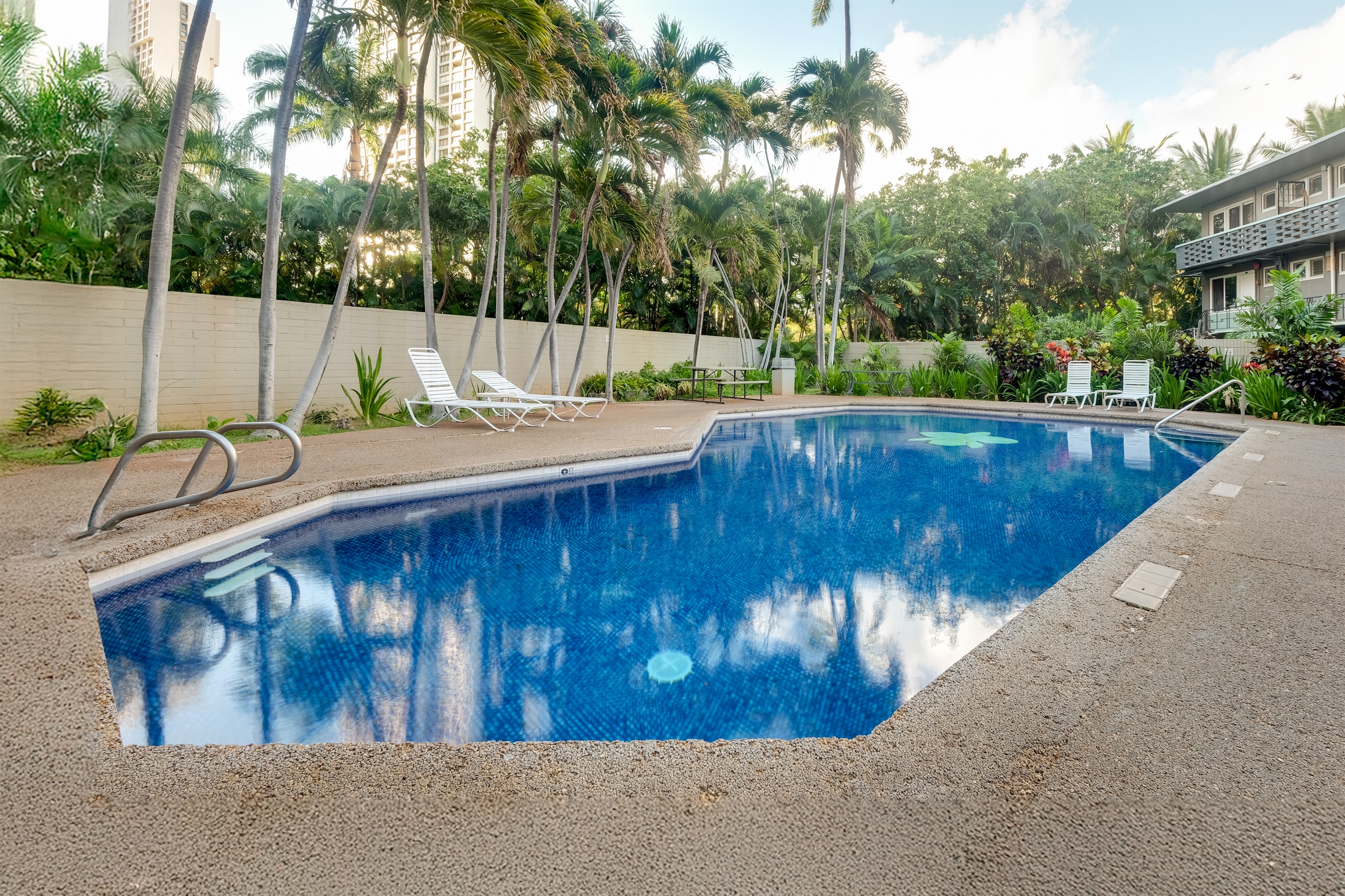 Take a dip in the sparkling pool surrounded by lush palms and island breezes. This peaceful oasis at Waikīkī Marina offers the perfect place to relax, refresh, and soak in the tropical ambiance