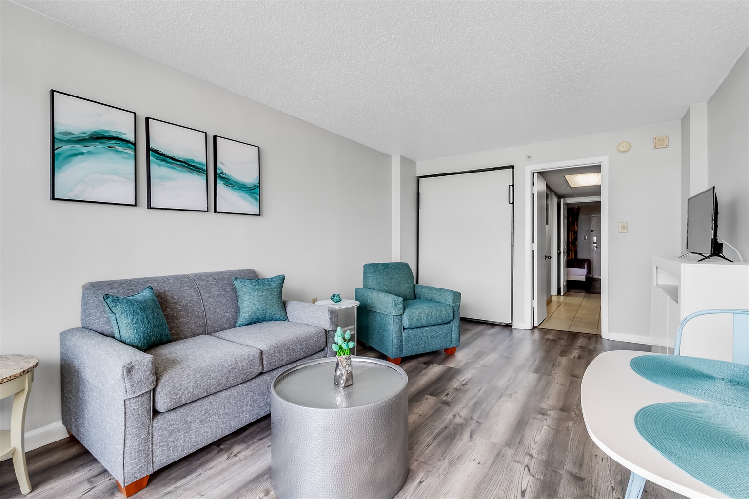 Immerse yourself in coastal chic decor, featuring a carefully curated blend of beach-inspired elements, soothing colors, and comfortable furnishings.