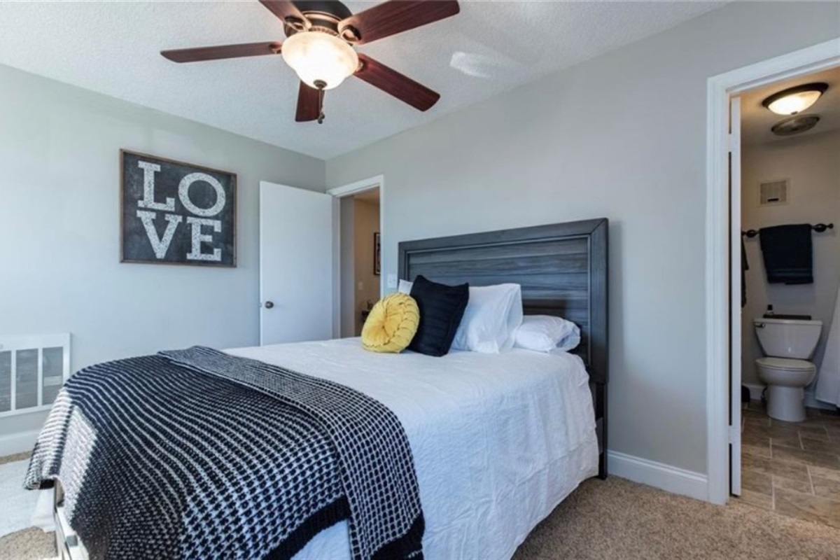 Queen sized bed with closet and en-suite