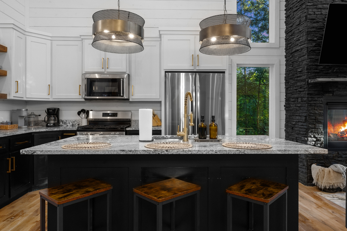 A fully equipped kitchen designed for convenience — featuring a refrigerator, microwave, and all essential appliances to make meal prep easy during your stay. ✨