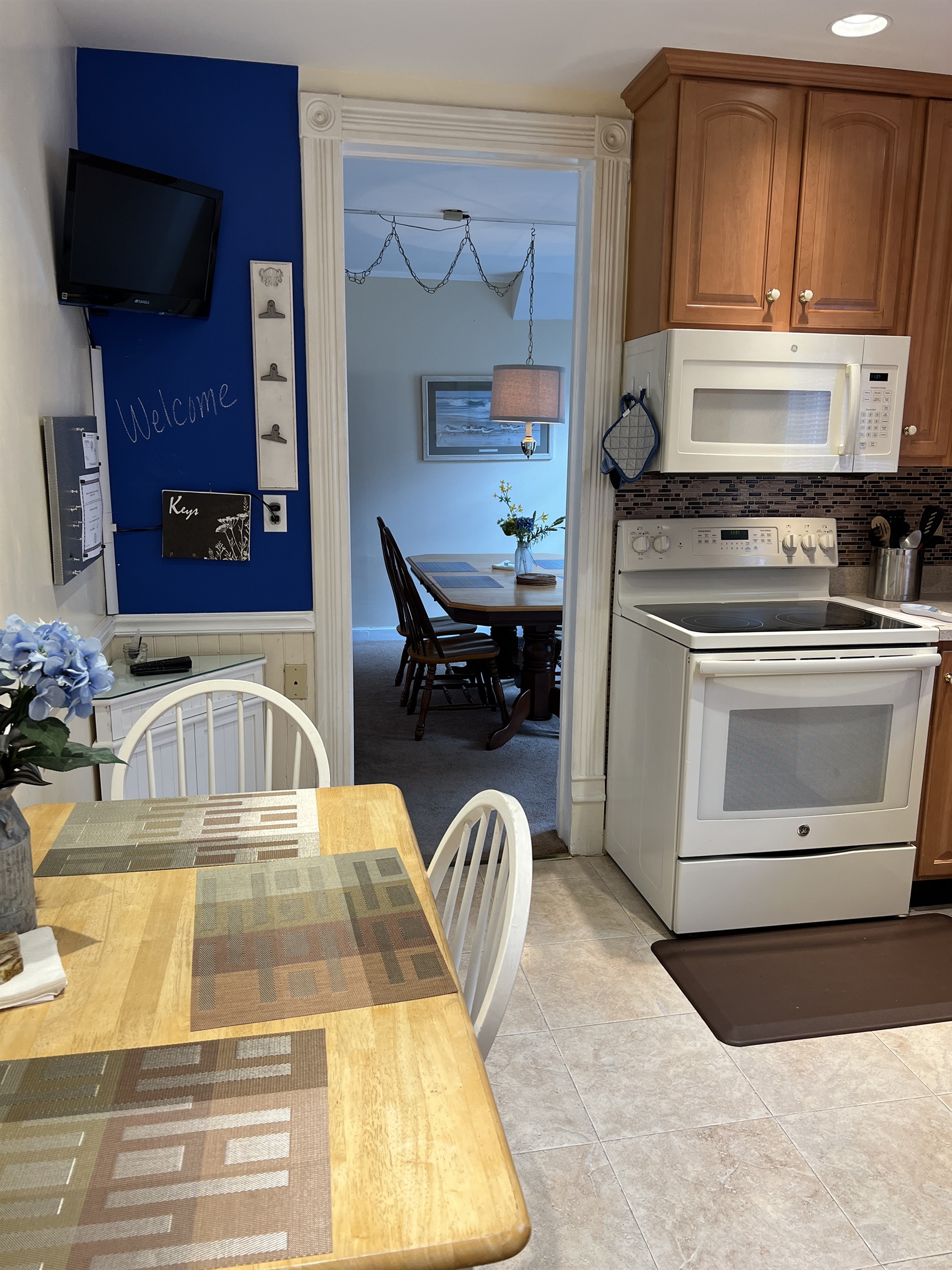 Eat-in Kitchen w/ dining area beyond