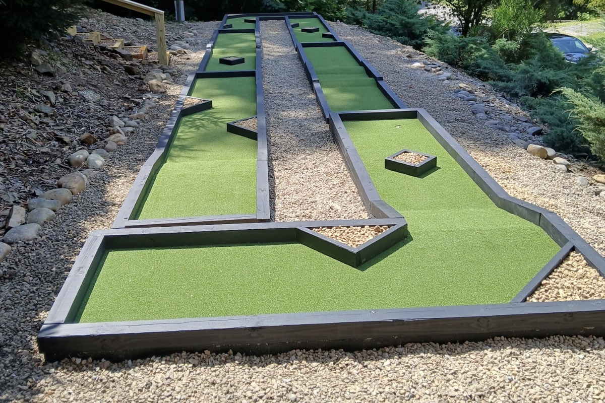 Welcome to the Gatlinburg Lodge Putt Putt Golf Course! No need to pay for Putt Putt Golf! 