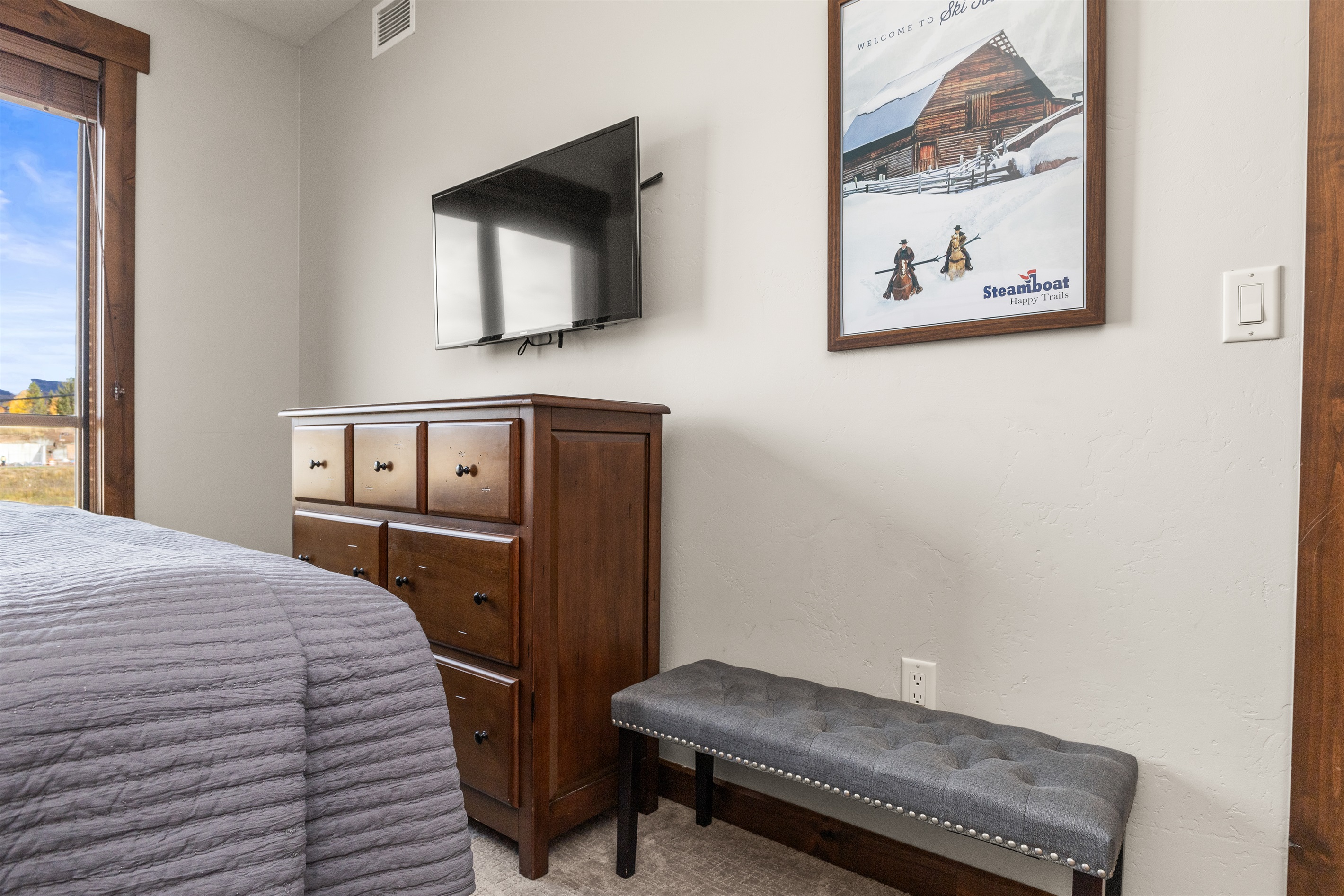 Ensuite Bedroom 2 | Smart TV  | Tufted Bench