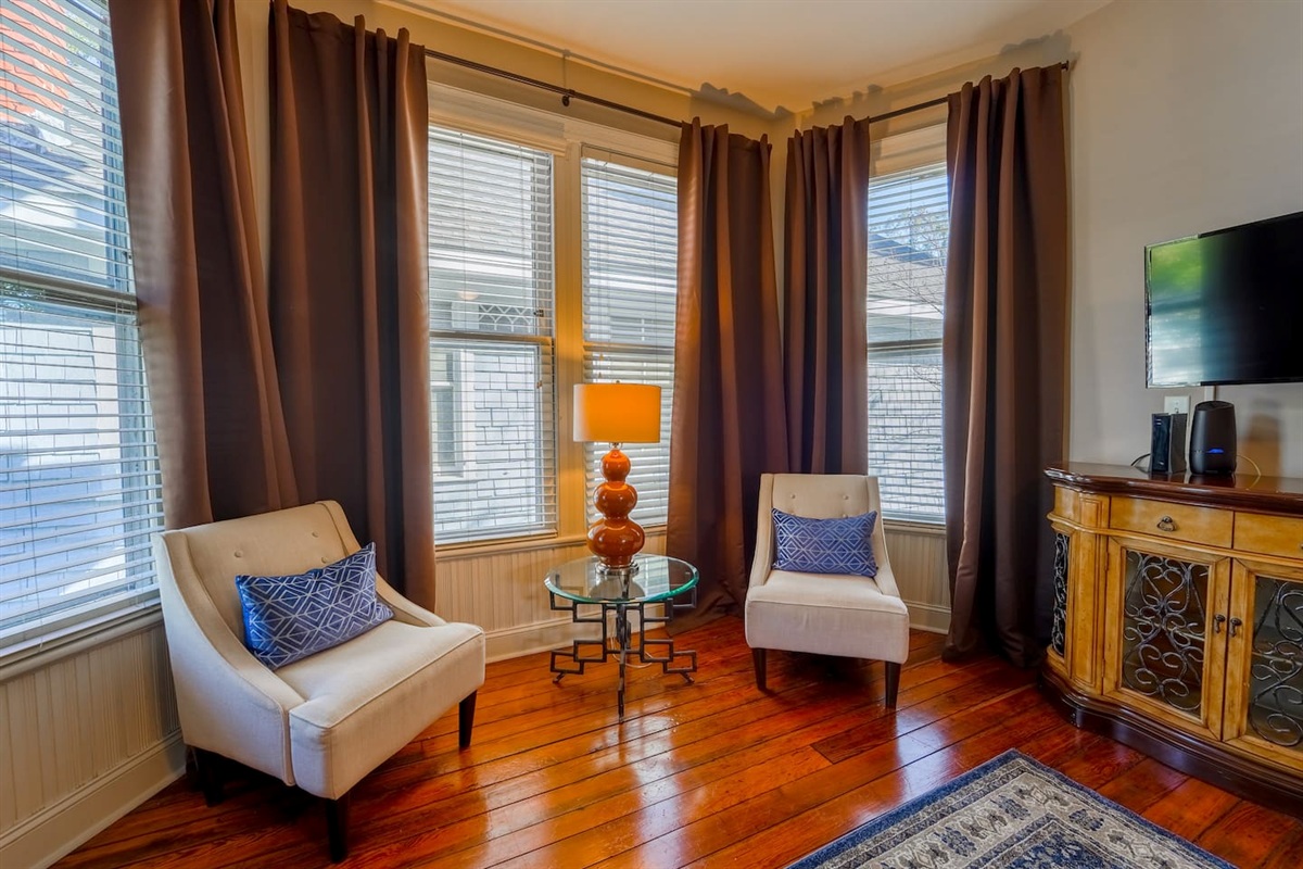 Oversized windows for a bright living area. Including a new 40" Samsung Smart TV. 