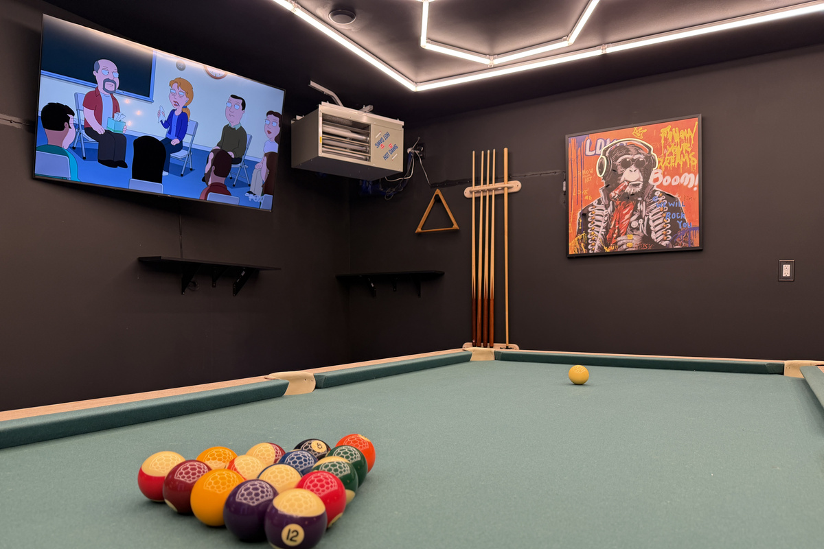 Garage Game Room. Arcade, Pool Table, Couch, Recliner 60" TV