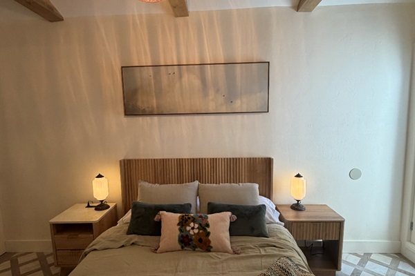 Comfortable queen bed with 100% cotton sheets
