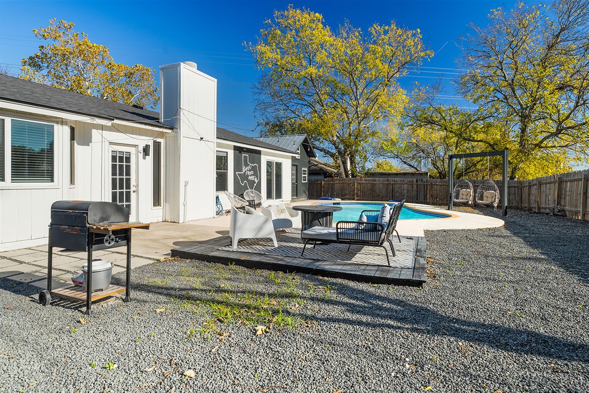 Escape to a lush garden 🌺🌳, the perfect backdrop for morning coffee ☕ or evening relaxation under the stars ✨.