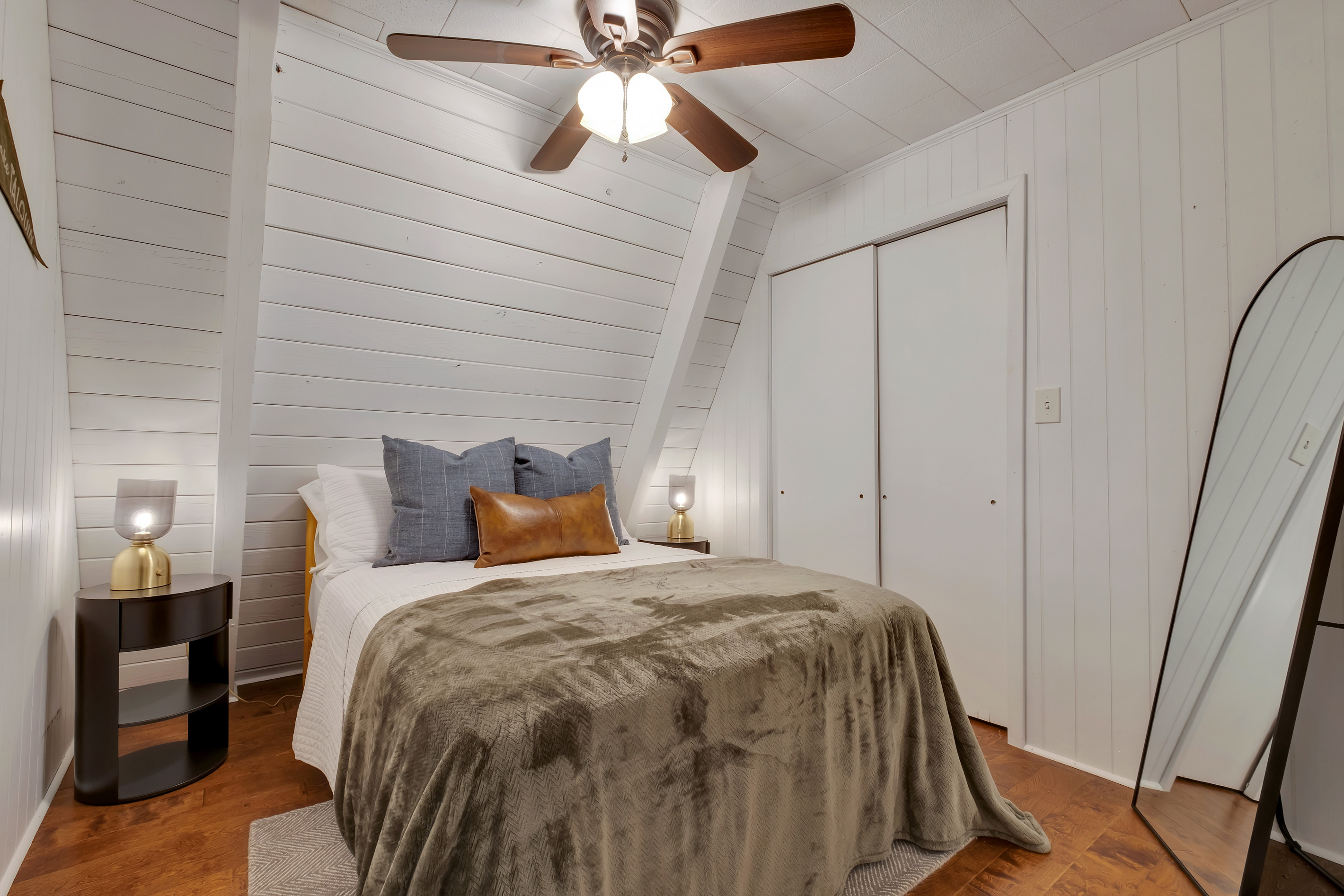 Second bedroom, full bed, closet