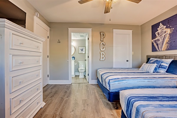 Guest bedroom with second bathroom access and two full beds