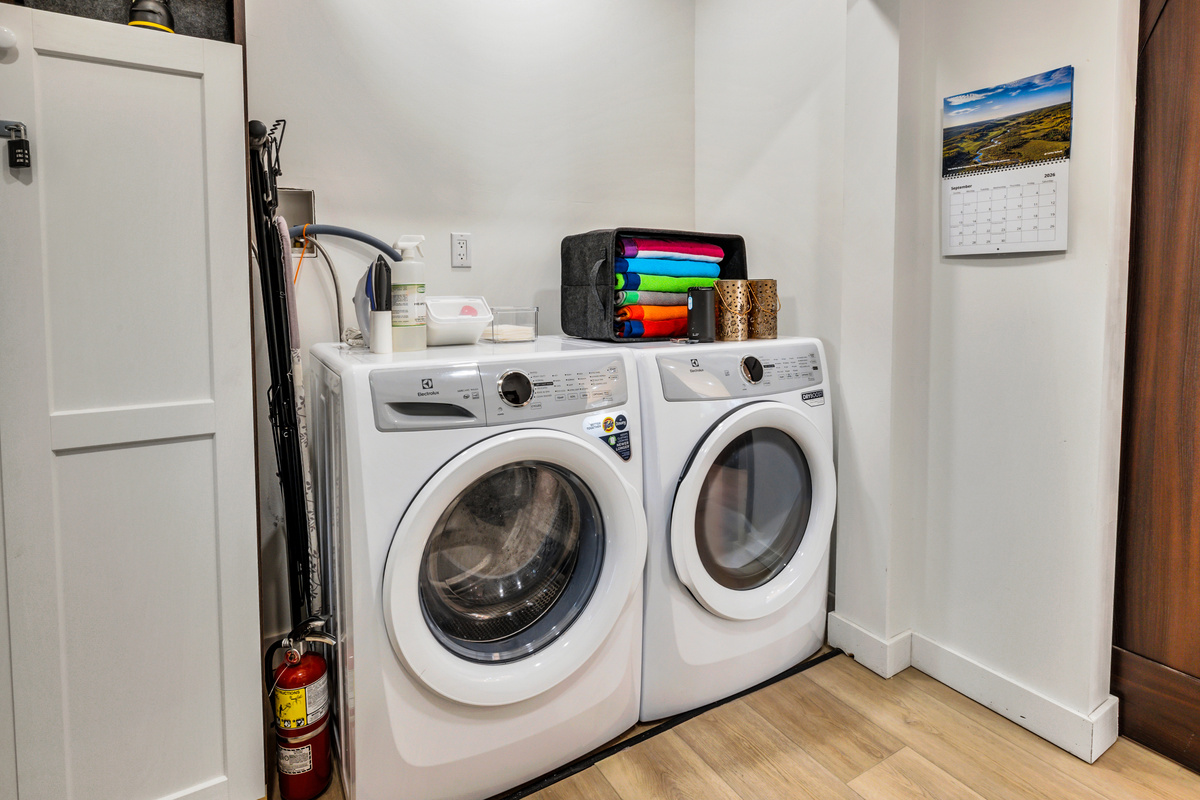 An in-suite washer and dryer make longer stays and family getaways easier, with laundry available right inside the cabin.