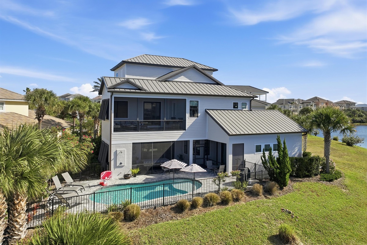 Your private pool oasis awaits 🌴☀️
Soak up the Florida sunshine in your fully fenced backyard with a sparkling heated pool, loungers, and lake views—perfect for morning coffee, afternoon swims, and sunset evenings.