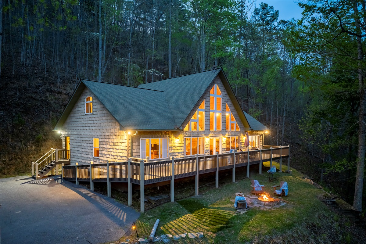 Charming Cabin Retreat: Embrace nature on the spacious deck or gather around the fire pit!