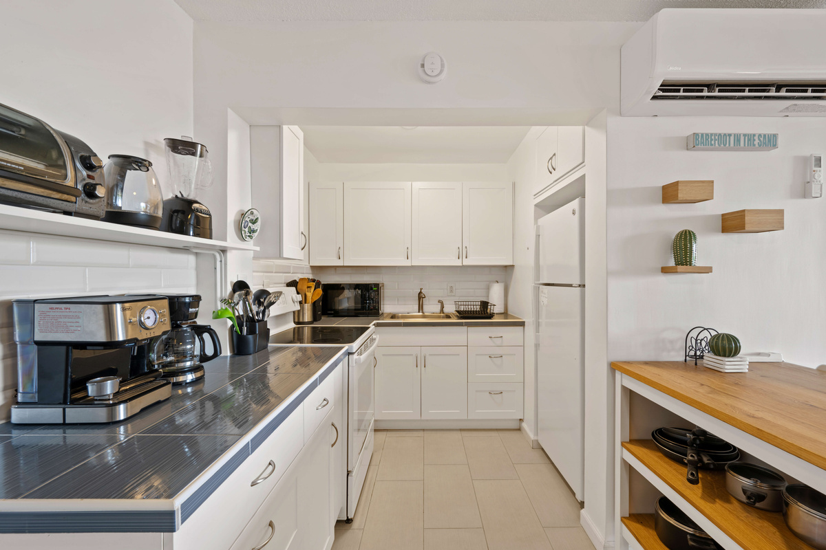 Large kitchen area with plenty of appliances to prepare quick meals when you don't want to dine at one of the five restaurants within walking distance. 