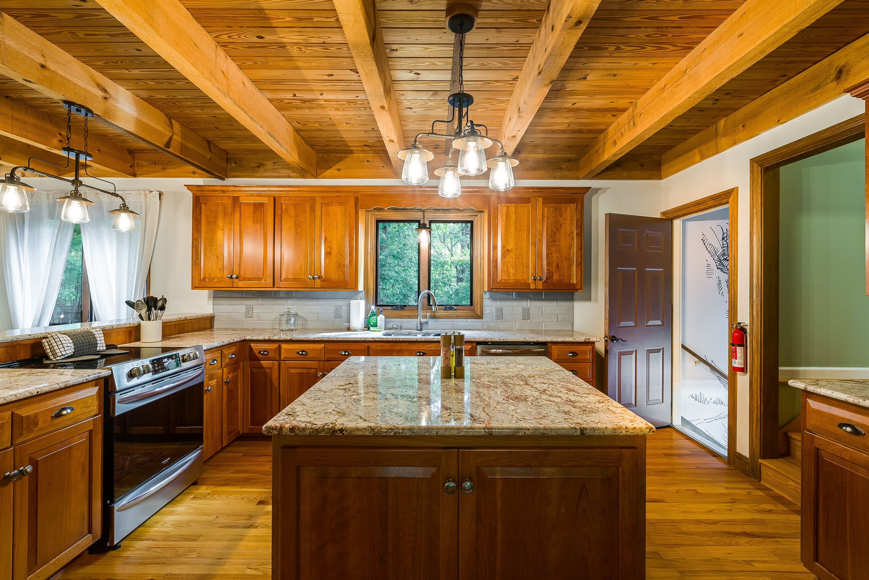 Fully equipped kitchen, everything you need for home-cooked meals.