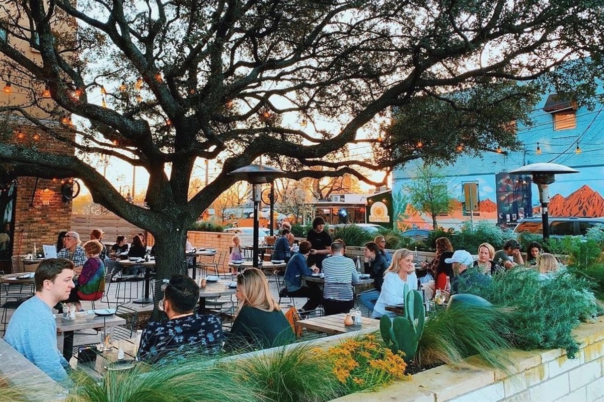 walk to lake and the best restaurants in town