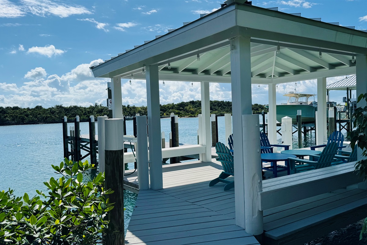 Guest seating area is covered with fish cleaning station and comfortable furniture.