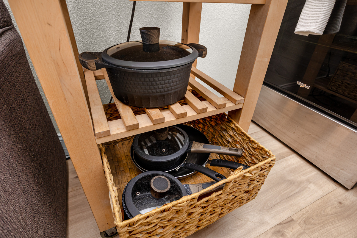 Fully stocked with cookware
