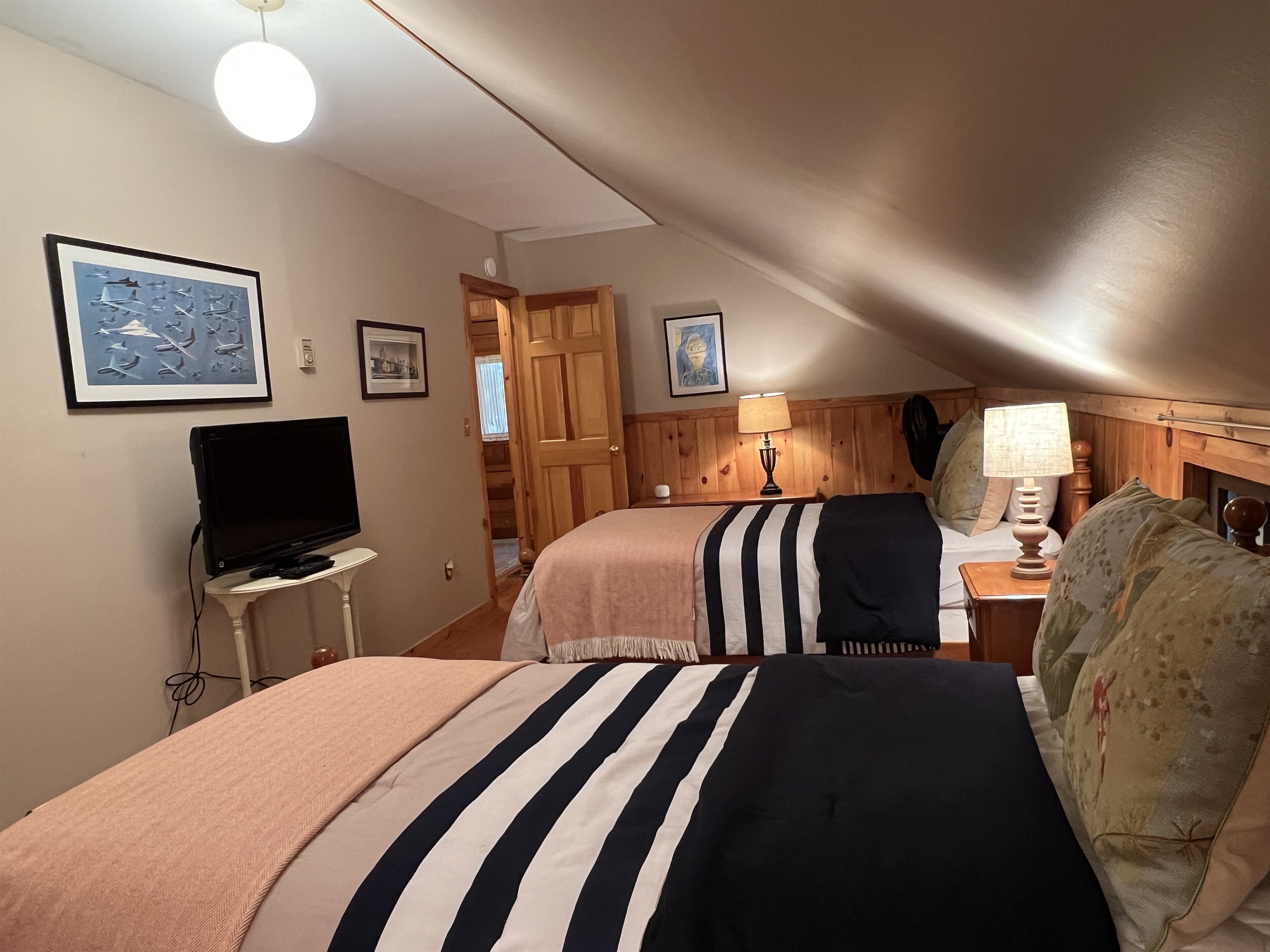 Lille Gossebo 2nd floor bedroom #3 with 2 twin beds and smart TV.